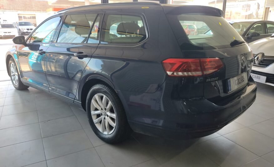 VOLKSWAGEN Passat 1.6 TDI 120cv Premier 5p.