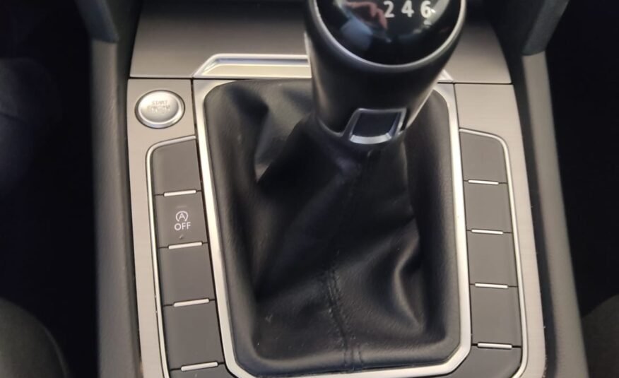 VOLKSWAGEN Passat 1.6 TDI 120cv Premier 5p.