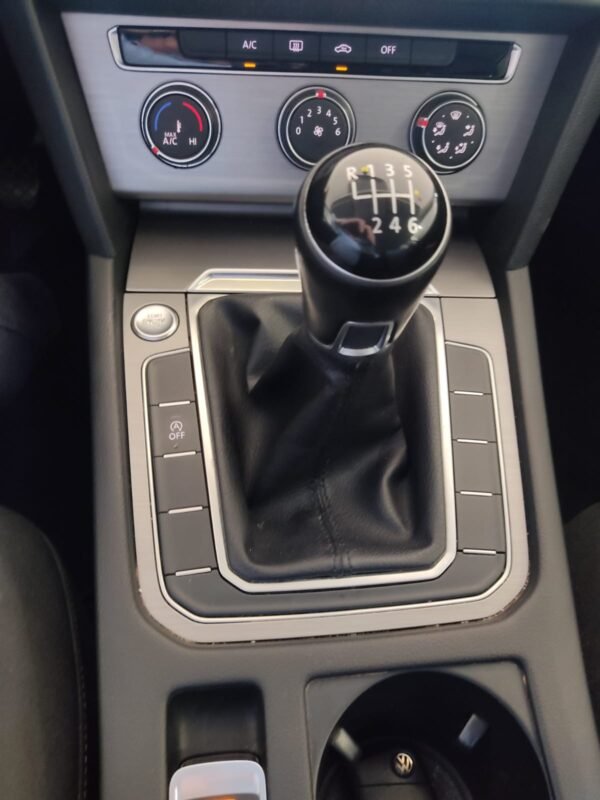 VOLKSWAGEN Passat 1.6 TDI 120cv Premier 5p.