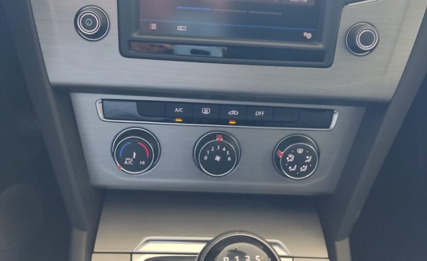 VOLKSWAGEN Passat 1.6 TDI 120cv Premier 5p.