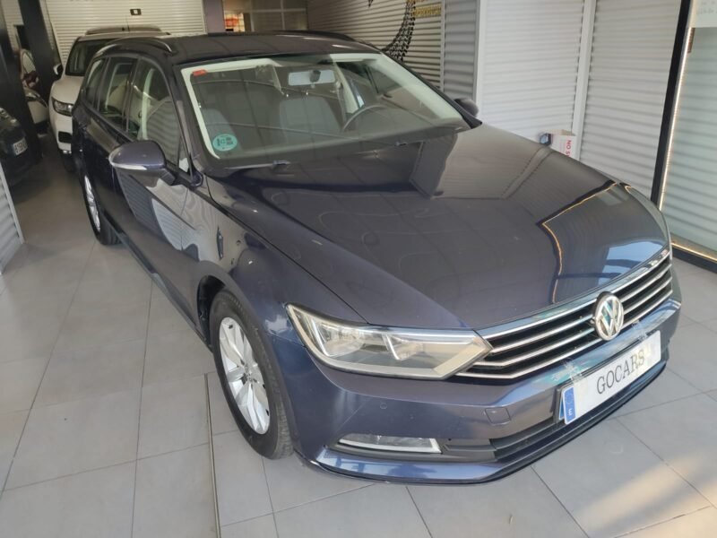 VOLKSWAGEN Passat 1.6 TDI 120cv Premier 5p.