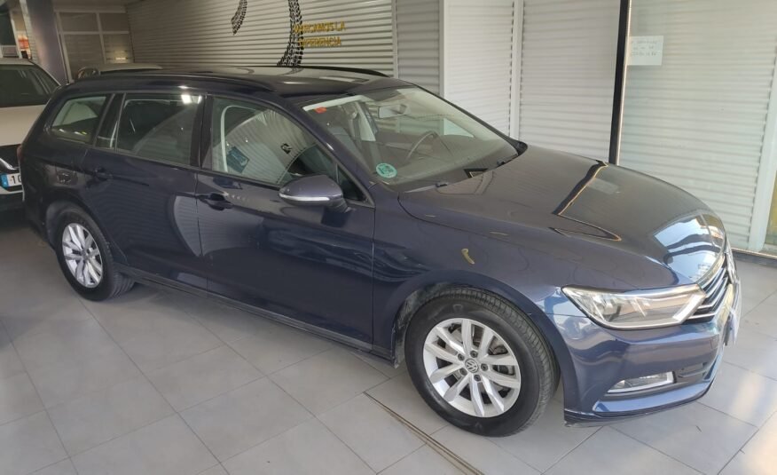 VOLKSWAGEN Passat 1.6 TDI 120cv Premier 5p.