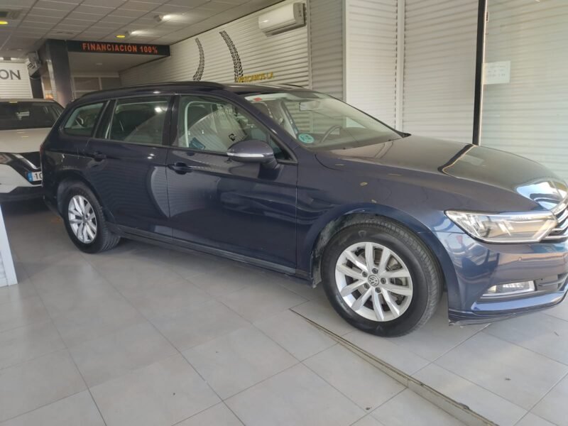 VOLKSWAGEN Passat 1.6 TDI 120cv Premier 5p.